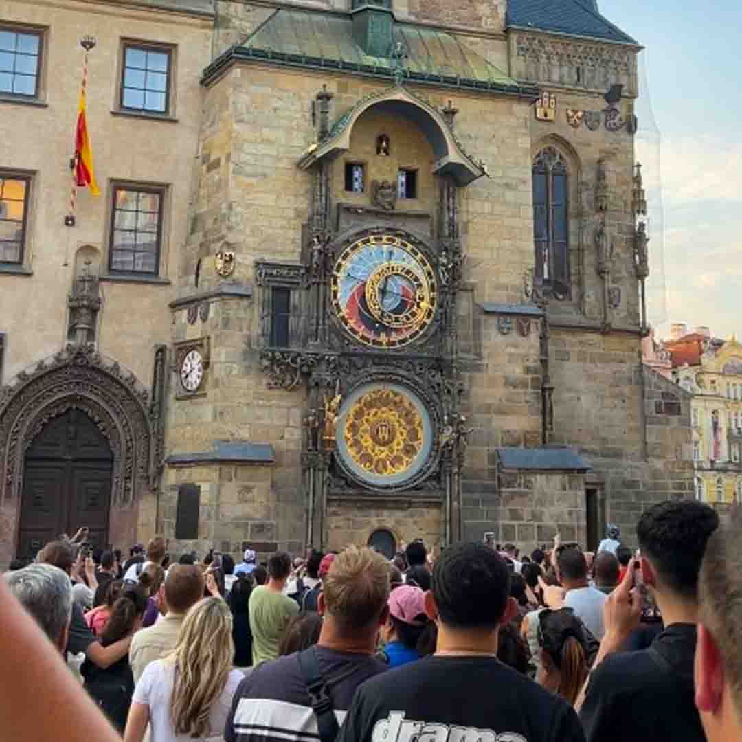 Prague Astronomical Clock crowds showing why advance planning itinerary and local guide help avoid wasting time